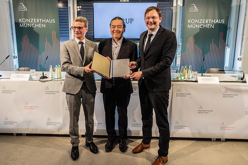 Die Minister Bernd Sibler (links) und Hans Reichhart (rechts) mit dem Akustiker Tateo Nakajima.