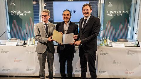 Die Minister Bernd Sibler (links) und Hans Reichhart (rechts) mit dem Akustiker Tateo Nakajima.