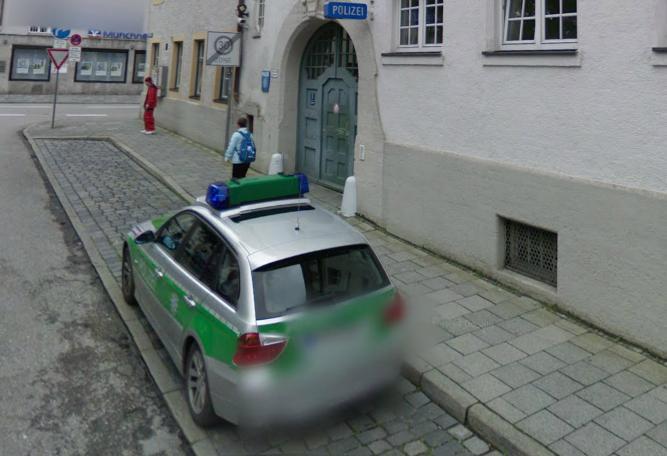 Auf einem Streifenwagen vor den Inspektion an der Institutsstraße tauschten die beiden Studenten heftige Zärtlichkeiten aus.