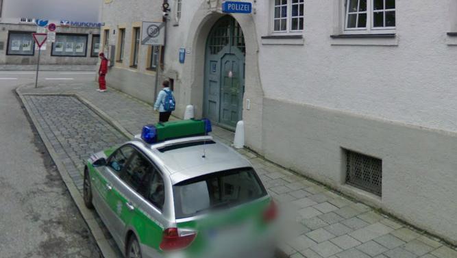 Auf einem Streifenwagen vor den Inspektion an der Institutsstraße tauschten die beiden Studenten heftige Zärtlichkeiten aus. Auf einem Streifenwagen vor den Inspektion an der Institutsstraße tauschten die beiden Studenten heftige Zärtlichkeiten aus.