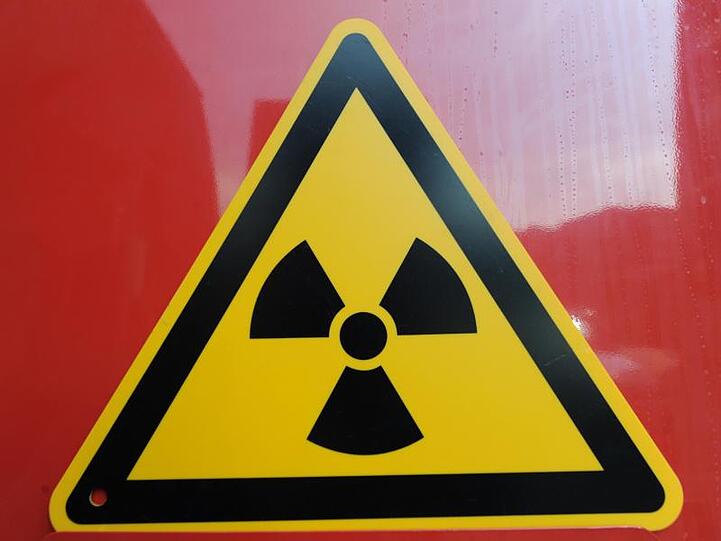 Ein Gefahrenschild weist auf radioaktive Strahlung hin. Foto: picture alliance / dpa/Symbolbild
