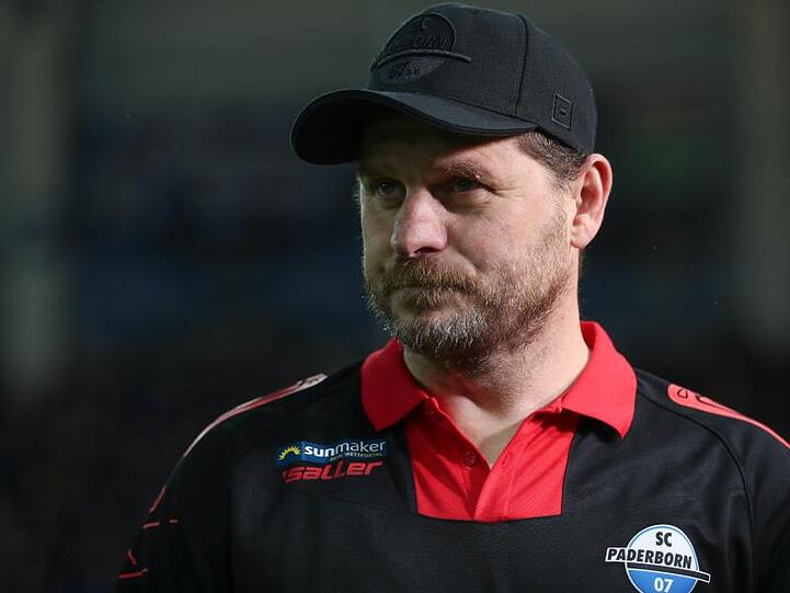 Paderborns Trainer Steffen Baumgart blickt auf das Spielfeld. Foto: Friso Gentsch/dpa/Archivbild