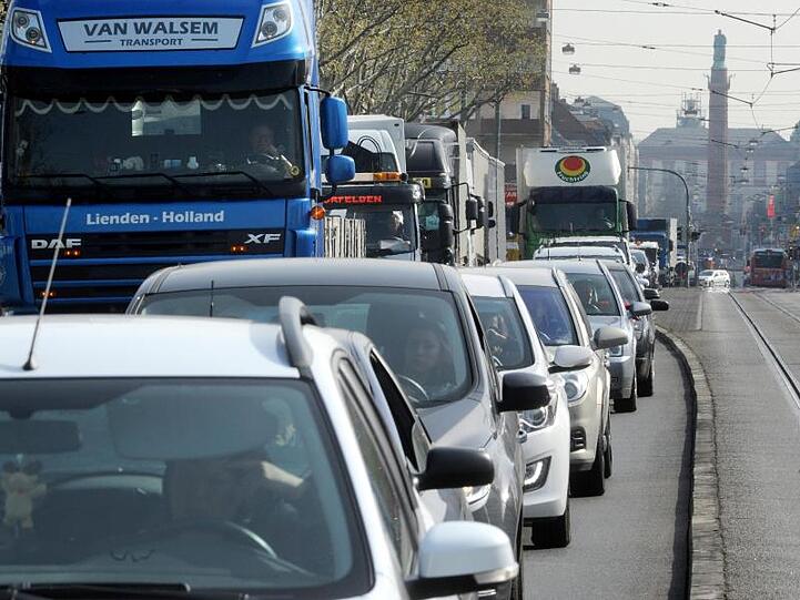 Sowohl tagsüber als auch nachts ist der Straßenverkehr der größte Lärmverursacher.