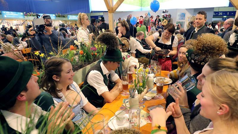 Fröhlich verfolgen Gäste der Bayern-Halle auf der Internationalen Grünen Woche in Berlin beim Ländertag Bayerns die kulturellen Darbietungen. Fröhlich verfolgen Gäste der Bayern-Halle auf der Internationalen Grünen Woche in Berlin beim Ländertag Bayerns die kulturellen Darbietungen.