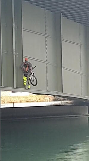 Unten der Inn, oben die Autos: Der Radler auf der Inn-Brücke.