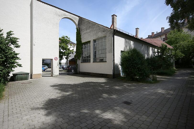 Ein Blick in den Künstlerhof von Neuhausen - mit einem meterhohen Torbogen.
