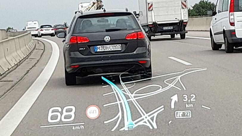 Das Head-up-Display des Grecale zeigt neben dem Tempo auch die Navi-Hinweise an.