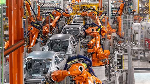 Die Autoindustrie kämpft mit CO2-Zielen. Die Ministerpräsidenten von elf Bundesländern springen ihnen bei. (Archivbild)