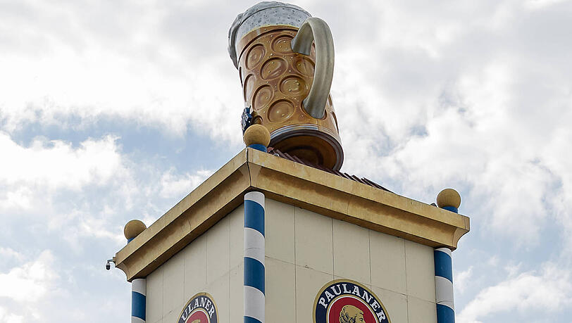 Die „Kellnerinnen-Parade“ von Karikaturist Emil Kneiß auf einem alten Bild vom Paulaner-Turm. Die „Kellnerinnen-Parade“ von Karikaturist Emil Kneiß auf einem alten Bild vom Paulaner-Turm.