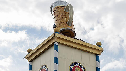 Die &bdquo;Kellnerinnen-Parade&ldquo; von Karikaturist Emil Knei&szlig; auf einem alten Bild vom Paulaner-Turm.