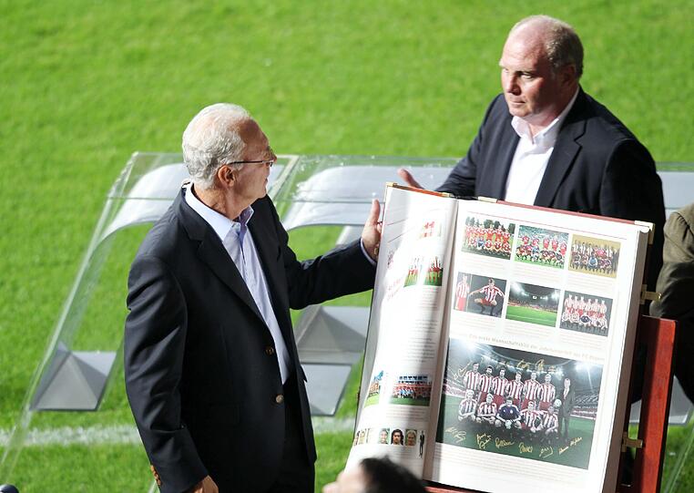 Er hat schon ein Exemplar: Kaiser Franz Beckenbauer bekam die Bayern-Chronik am Rande der Champions-League-Quali zwischen dem FC Bayern und dem FC Zürich überreicht.
