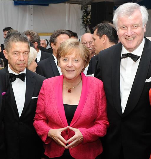 Dieses Bild stammt aus dem vergangenen Jahr - Merkel in ihrer typischen "Kanzlerinnen-Pose" inmitten ihres Gatten und CSU-Boss Horst Seehofer.