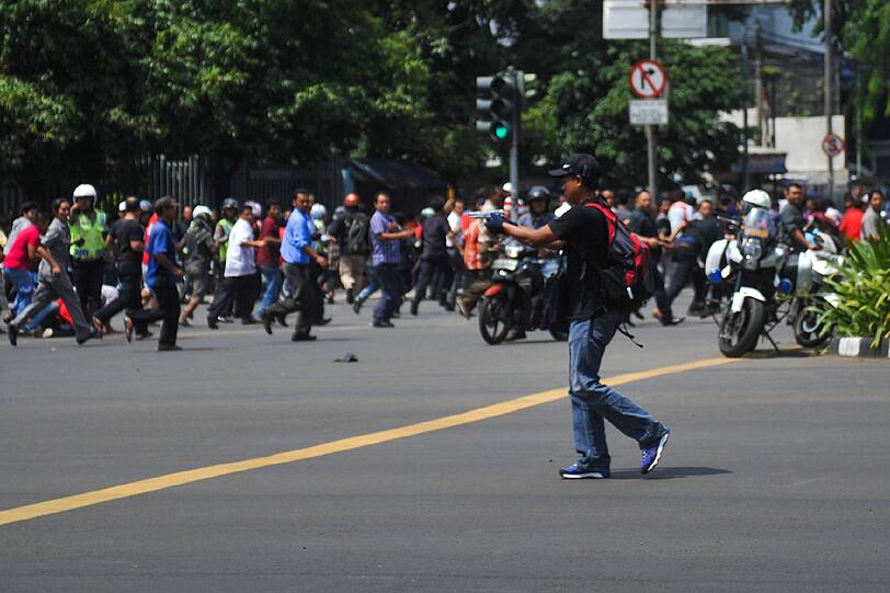 Terroranschlag in Indonesien: Bei einem Bombenanschlag und einer Schießerei in Jakarta sind mindestens sieben Menschen getötet worden.