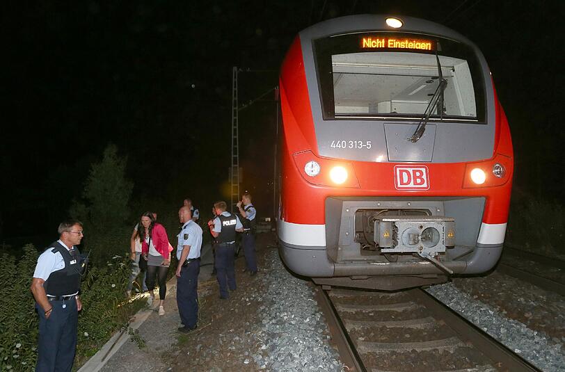 Ein 17-jähriger Afghane hat am Montagabend 21 Menschen in einem Regionalzug angegriffen. Die Bilder vom Tatort.