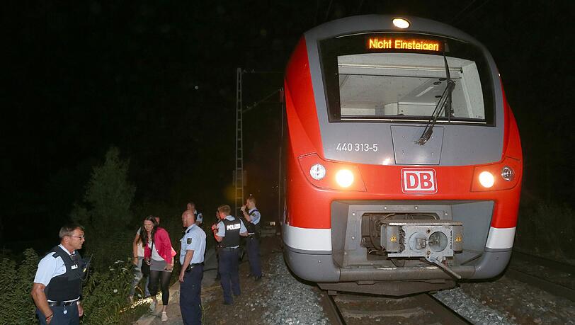 Ein 17-jähriger Afghane hat am Montagabend 21 Menschen in einem Regionalzug angegriffen. Die Bilder vom Tatort. Ein 17-jähriger Afghane hat am Montagabend 21 Menschen in einem Regionalzug angegriffen. Die Bilder vom Tatort.