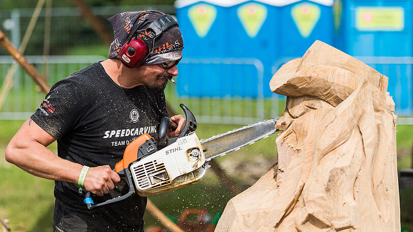 Das Wacken-Festival ist eröffnet. Die Bilder von Bier, Matsch und Fans.