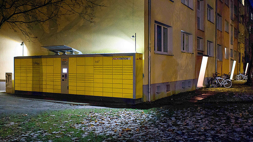 Die DHL-Packstation an der Kantstraße Ecke Roseggerstraße in Potsdam, wo die Paketbombe aufgegeben wurde.