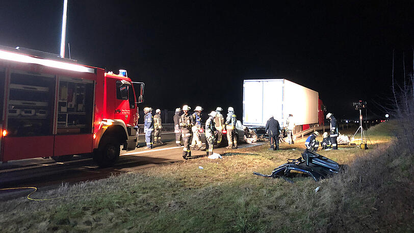Das Ehepaar im Auto kam mit schwersten Verletzungen ins Krankenhaus. Der Lkw-Fahrer wurde zum Helden, weil er nach dem Unfall sofort das brennende Auto löschte. Die Bilder von der Unfallstelle.
