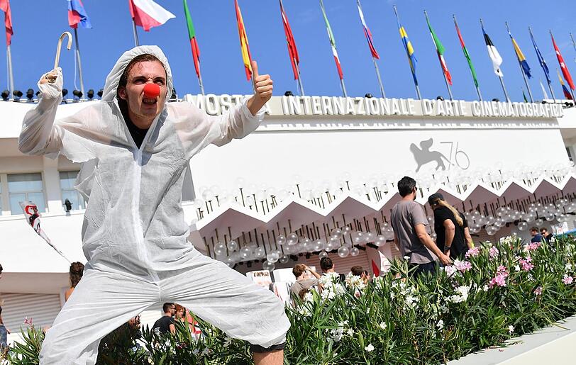Klimaaktivisten blockieren den roten Teppich vor dem Festivalpalast am Lido für einen Protest im Rahmen der 76. Internationalen Filmfestspiele.
