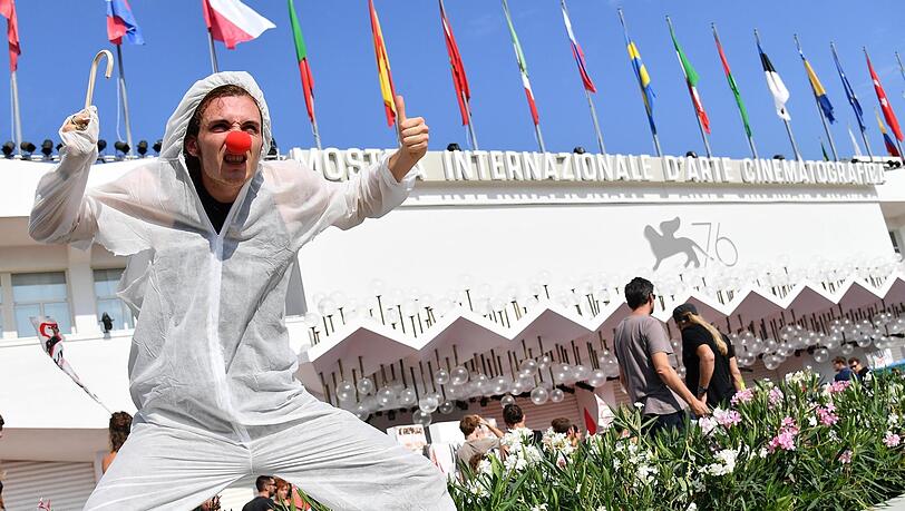 Klimaaktivisten blockieren den roten Teppich vor dem Festivalpalast am Lido für einen Protest im Rahmen der 76. Internationalen Filmfestspiele. Klimaaktivisten blockieren den roten Teppich vor dem Festivalpalast am Lido für einen Protest im Rahmen der 76. Internationalen Filmfestspiele.