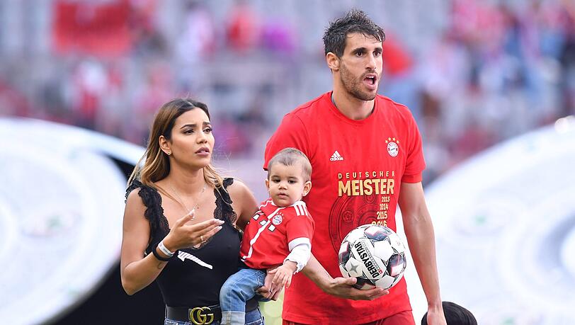 Bei der gewonnenen Meisterschaft 2019 schaute auch Aline Brum in der Allianz Arena vorbei. Javier Martinez hat mit seiner Freundin zwei gemeinsame Kinder (Sohn Luca und Tochter Naia). Bei der gewonnenen Meisterschaft 2019 schaute auch Aline Brum in der Allianz Arena vorbei. Javier Martinez hat mit seiner Freundin zwei gemeinsame Kinder (Sohn Luca und Tochter Naia).