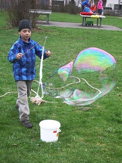 Auf dem Sommerfest können die Kinder auch Riesenseifenblasen machen.