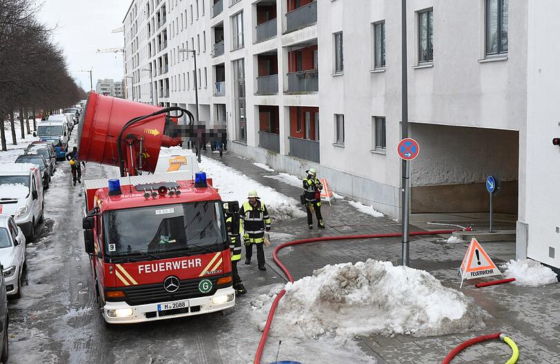 Mit einem Großlüfter rückte die Feuerwehr am Samstag dem dichten Rauch zu Leibe.