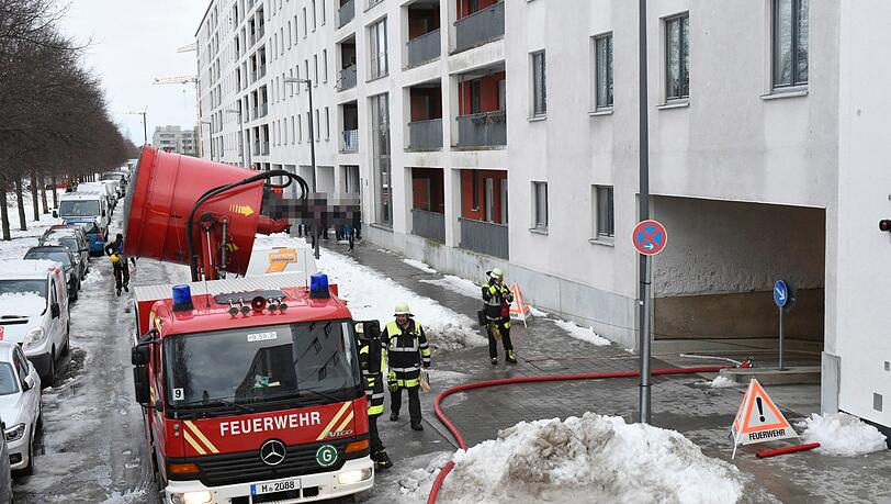 Mit einem Großlüfter rückte die Feuerwehr am Samstag dem dichten Rauch zu Leibe. Mit einem Großlüfter rückte die Feuerwehr am Samstag dem dichten Rauch zu Leibe.