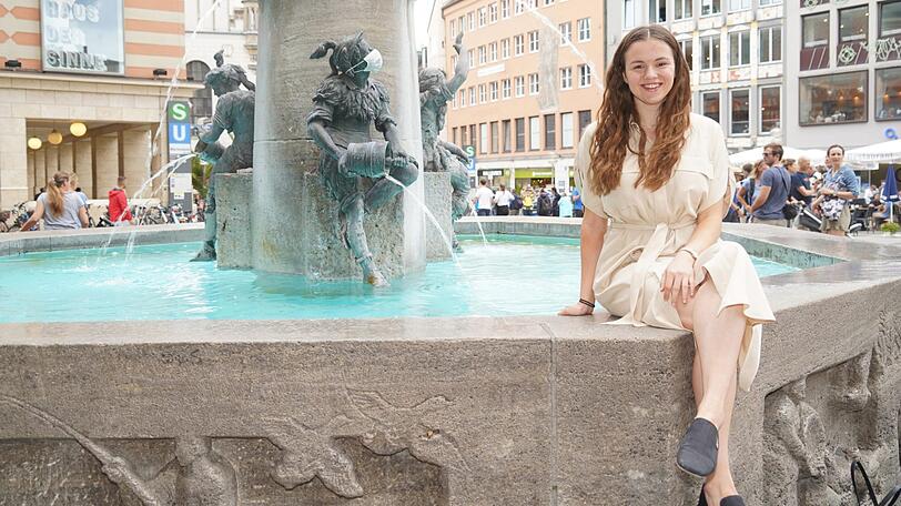 Polina Gordienko sitzt am Fischbrunnen. Als sie das erste Mal nach München kam, war sie begeistert vom Marienplatz: "Er wirkte wie in einem Märchen."