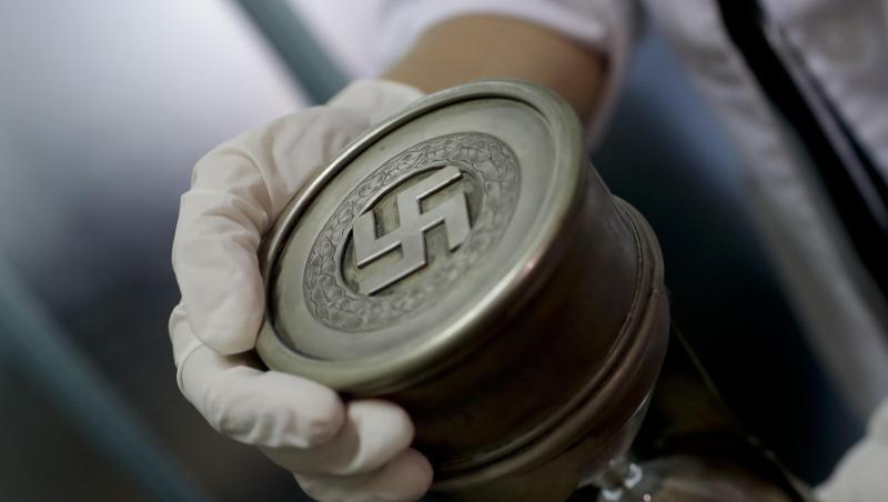 Ein Mitglied der Bundespolizei hält am 16.06.2017 im Interpol-Hauptquartier in Buenos Aires (Argentinien) eine Sanduhr mit Hakenkreuz. Das Auktionshaus Hermann Historica versteigert ähnliche Nazi-Devotionalien. Ein Mitglied der Bundespolizei hält am 16.06.2017 im Interpol-Hauptquartier in Buenos Aires (Argentinien) eine Sanduhr mit Hakenkreuz. Das Auktionshaus Hermann Historica versteigert ähnliche Nazi-Devotionalien.