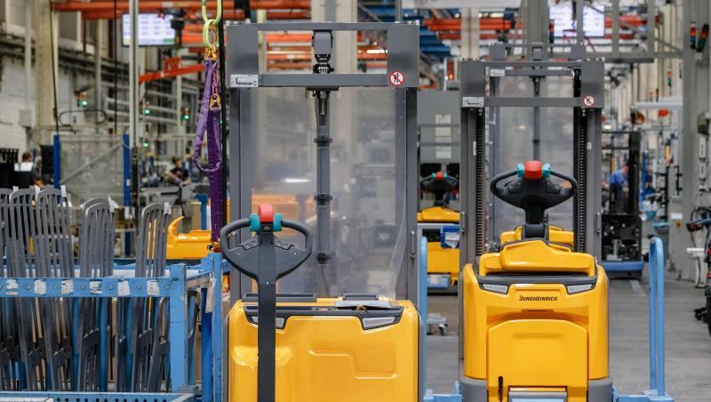 Zwei Jungheinrich Gabelstapler stehen in einem Werk.