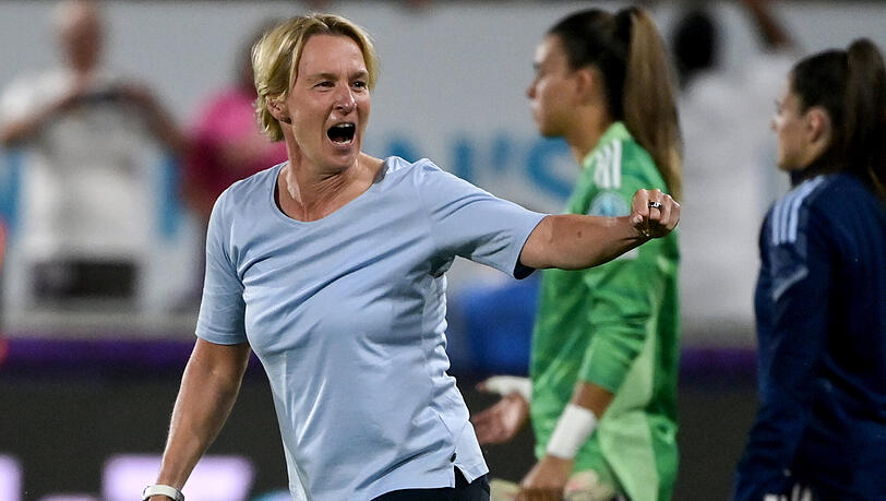 Bundestrainerin Martina Voss-Tecklenburg jubelt nach dem 2:0-Sieg gegen Spanien. Bundestrainerin Martina Voss-Tecklenburg jubelt nach dem 2:0-Sieg gegen Spanien.