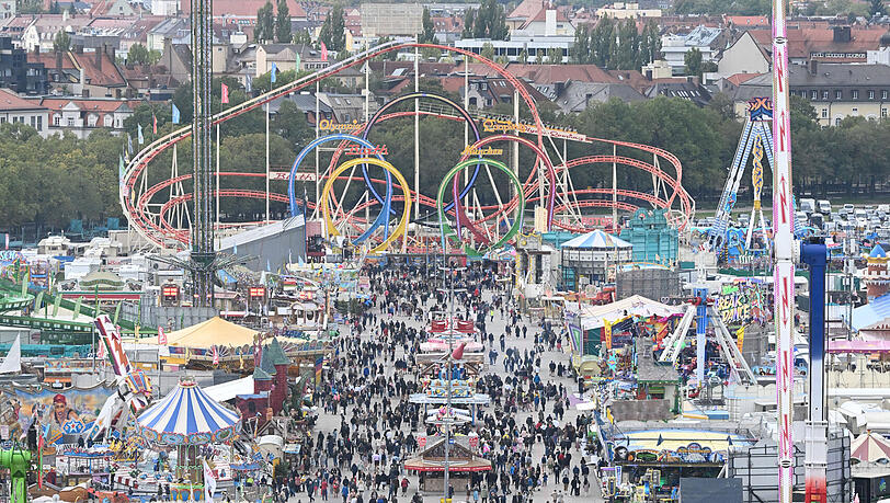 Fahrgeschäfte gehören zum Oktoberfest wie die Maß Bier. Doch auf einen Klassiker werden die Wiesn-Besucher 2023 wohl verzichten müssen.