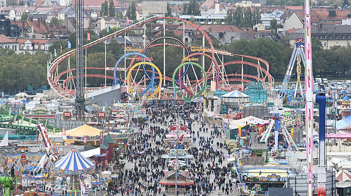Fahrgeschäfte gehören zum Oktoberfest wie die Maß Bier. Doch auf einen Klassiker werden die Wiesn-Besucher 2023 wohl verzichten müssen.