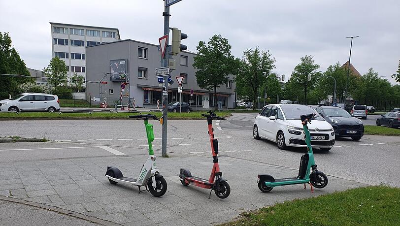 So richtig ordentlich abgestellt sind auch diese Modelle nicht. So richtig ordentlich abgestellt sind auch diese Modelle nicht.