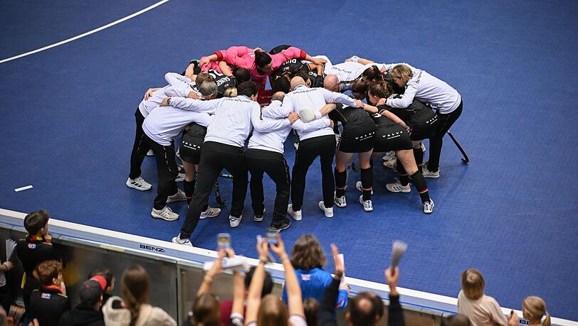 Die Deutschen Frauen schwören sich vor dem Finale ein.