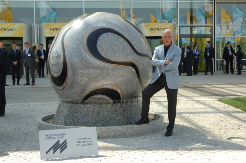 2006 bei der Sommer-WM ist an der Messe ein Medienzentrum untergebracht. Daran erinnert heute der Messebrunnen, hier mit Franz Beckenbauer.