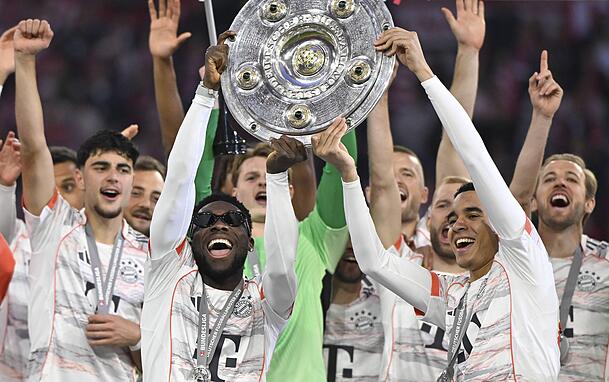 Bald wieder zusammen auf dem Platz: Davies und Kumpel Jamal Musiala (r.). Bald wieder zusammen auf dem Platz: Davies und Kumpel Jamal Musiala (r.).