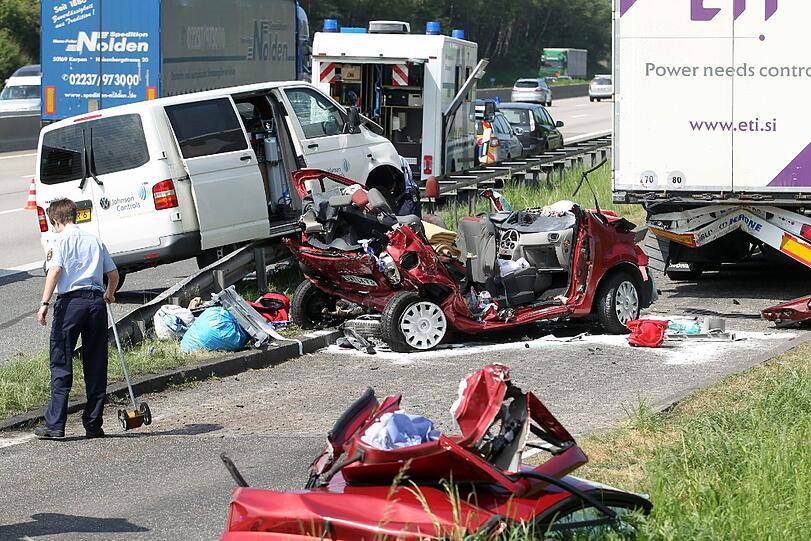 Schlimmer Unfall: Drei Frauen und ein Baby sterben auf der Autobahn - Panorama - Abendzeitung München