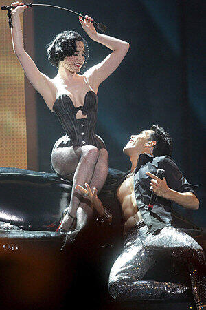 Auch wenn es letztenendlich ein Debakel wurde: Dita Von Teese und der US-Sänger Oscar Loya traten beim  Finale des Eurovision Song Contest in Moskau 2009 für Deutschland an - und sahen wenigstens heiß aus...