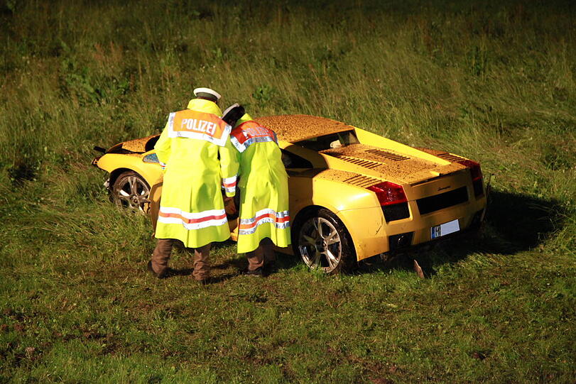 Auf regennasser Fahrbahn ist am Dienstagabend ein Münchner mit seinem Lamborghini von der Straße abgekommen und schwer verunglückt. Die Ursache war vermutlich überhöhte Geschwindigkeit. Der Fahrer musste schwer verletzt ins Krankenhaus eingeliefert werden. Die  Bilder von der Unfallstelle.