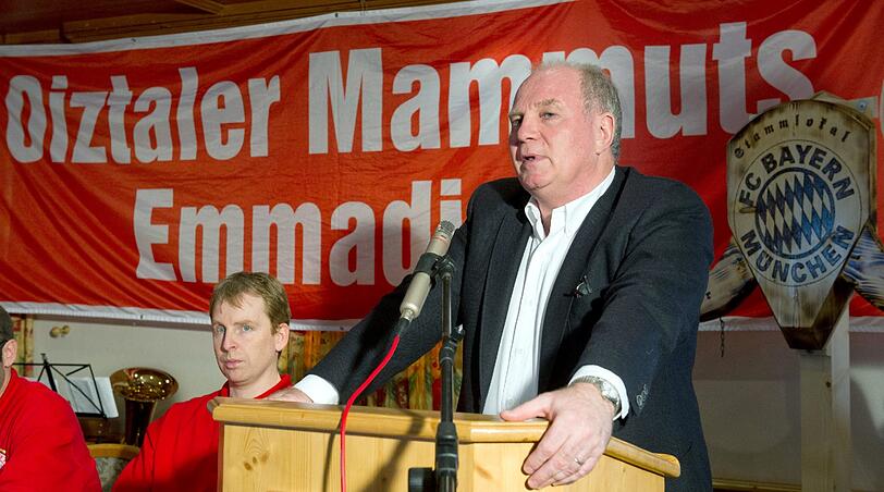 Uli Hoeneß beim Besuch bei den "Oiztaler Mammuts Emmading"