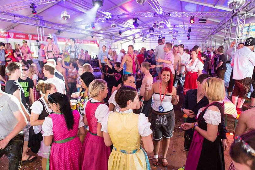 Dirndl und Lederhosen am kroatischen Strand: Bilder von der wilden Springbreak Wiesn-Party zum Durchklicken!