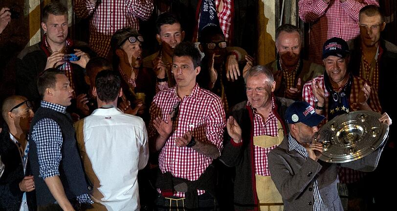 So sehen Sieger aus! Ausgelassen feiern die Bayern-Stars die früheste Meisterschaft der Geschichte. Die Bilder vom Marienplatz