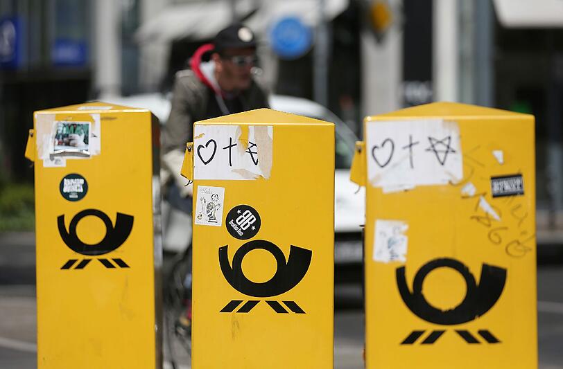 Briefkästen stehen am 09.06.2015 in Köln an einer Straße. Andiesem Freitag und Samstag geht nach vier Wochen Verhandlungspause die Tarifrunde für die rund 140 000 Tarifbeschäftigten der Post weiter.