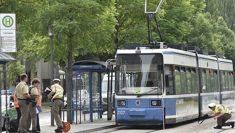 Am Cosimabad und am Frankfurter Ring wurden mehrere Personen bei einem Tram- und einem Busunfall verletzt. Am Cosimabad und am Frankfurter Ring wurden mehrere Personen bei einem Tram- und einem Busunfall verletzt.