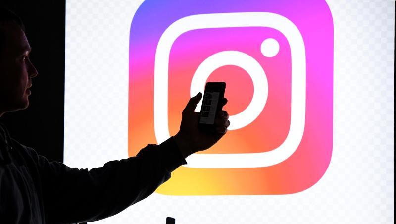 Eine Person hält ein Smartphone vor einen Monitor mit dem Logo der Social Media Plattform Instagram. Foto: Carsten Rehder/dpa/Archivbild Eine Person hält ein Smartphone vor einen Monitor mit dem Logo der Social Media Plattform Instagram. Foto: Carsten Rehder/dpa/Archivbild