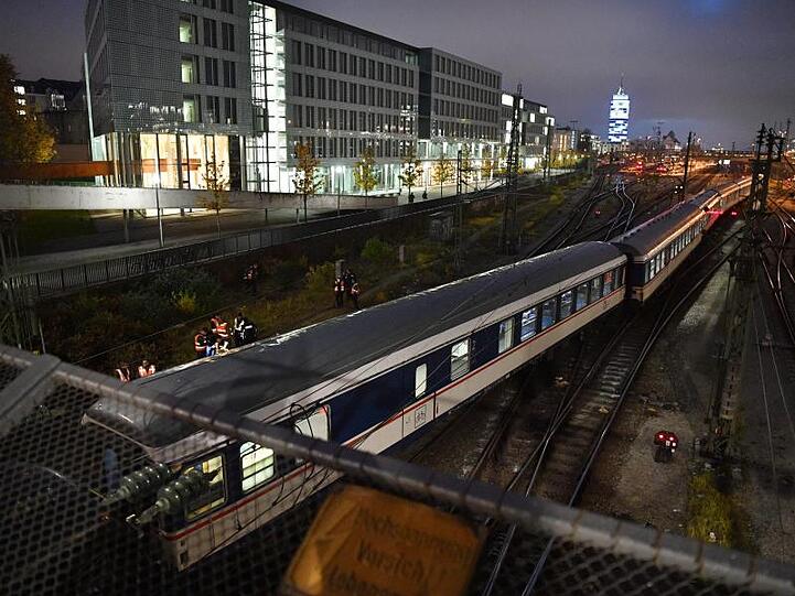 Der entgleiste Zug am Bahnhof Hackerbrücke in München.