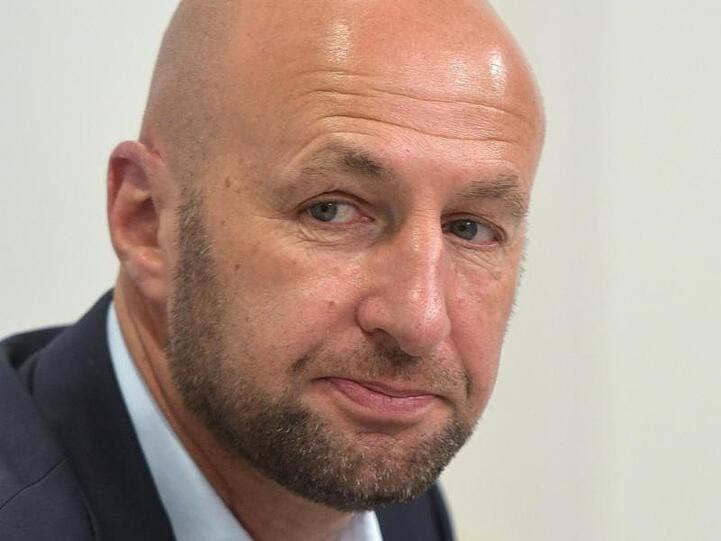 Klaus Hofmann, FC Augsburgs Vereinspräsident, sitzt bei einer Pressekonferenz des FC Augsburg. Foto: Stefan Puchner/dpa/Archivbild
