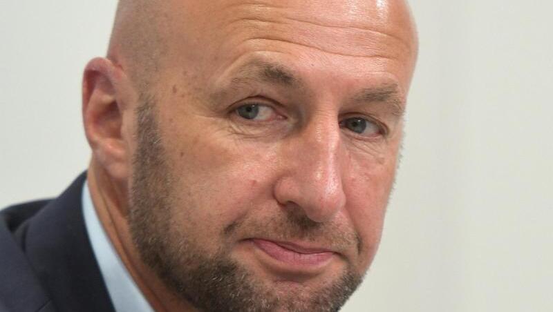 Klaus Hofmann, FC Augsburgs Vereinspräsident, sitzt bei einer Pressekonferenz des FC Augsburg. Foto: Stefan Puchner/dpa/Archivbild Klaus Hofmann, FC Augsburgs Vereinspräsident, sitzt bei einer Pressekonferenz des FC Augsburg. Foto: Stefan Puchner/dpa/Archivbild